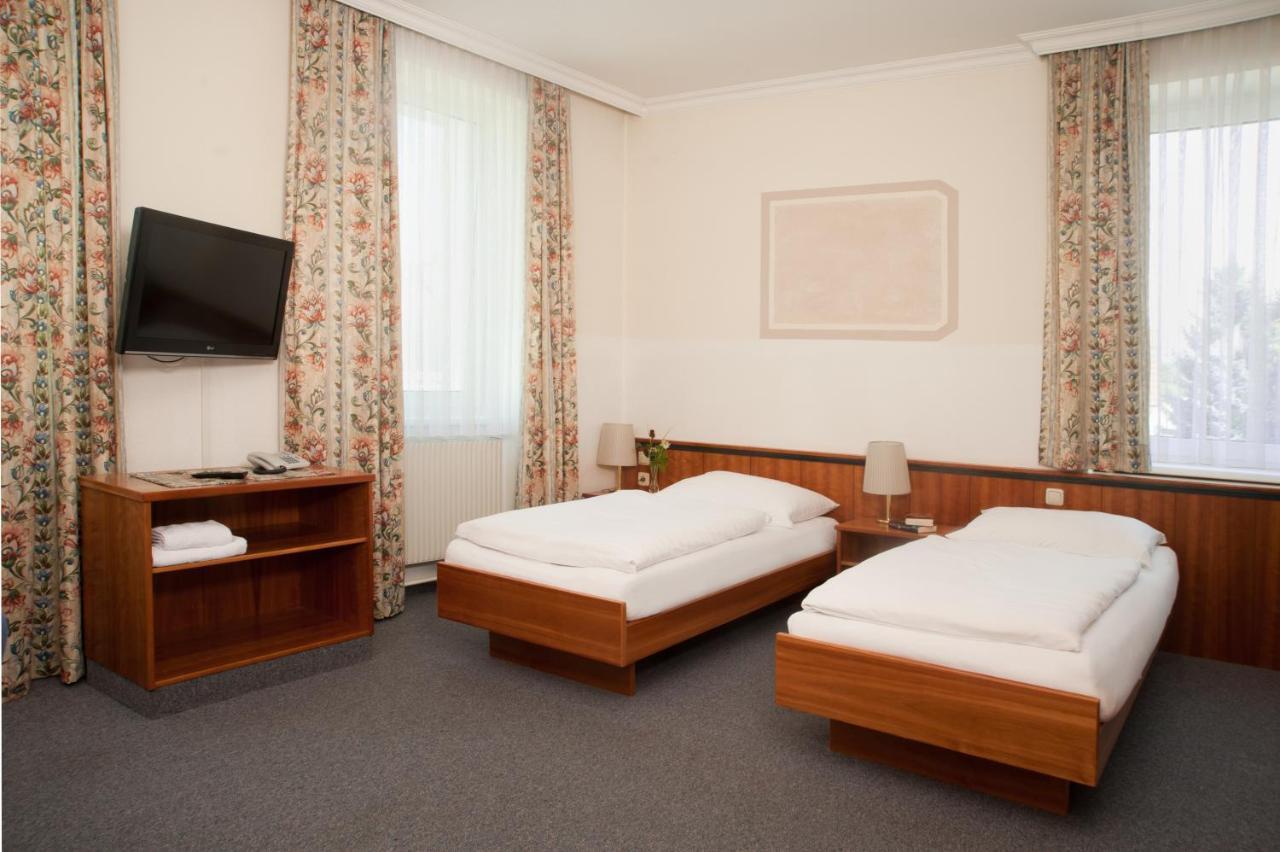 Hubertushof Fromwald Hotel Und Gasthof Bad Fischau Ngoại thất bức ảnh