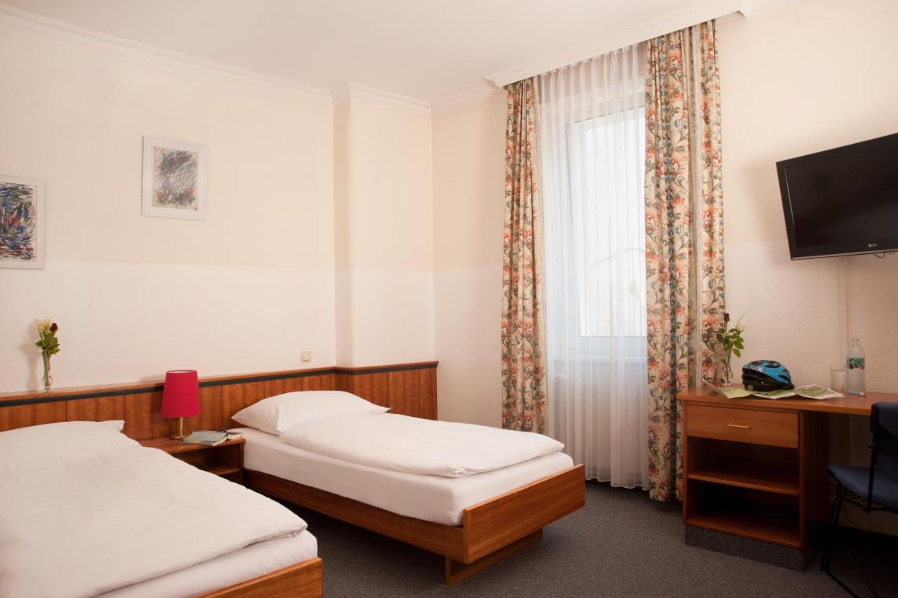 Hubertushof Fromwald Hotel Und Gasthof Bad Fischau Ngoại thất bức ảnh